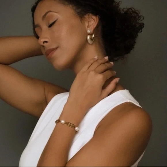 ✨ Anthropologie Irregular Gold Chunky Pearl Hoop Earrings ✨ with GIFT BOX 🎁 - Picture 4 of 8